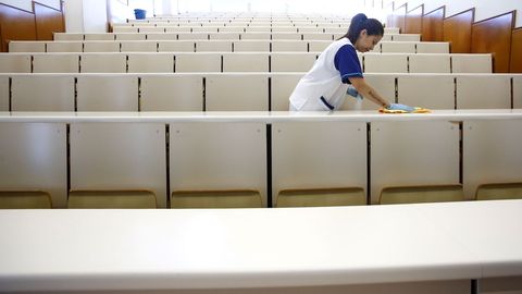 Limpieza en la Facultade de Econ�micas de Vigo en marzo