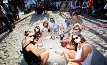 El arenal y el pinar de Balar�s son el lugar de reuni�n para el p�blico durante el festival. 