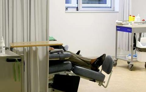 Foto de archivo de un paciente de oncolog�a recibimiento quimioterapia en Lugo. 