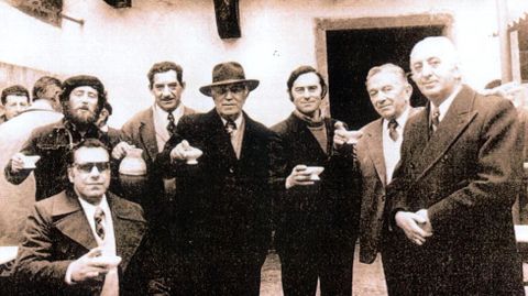 Taceo en el Franco en los aos 70: Alfredo Lpez, dueo del bar 42, el poeta Maximino Castieiras, el pintor Paz Cans y el periodista Pepe Alvite, entre otros