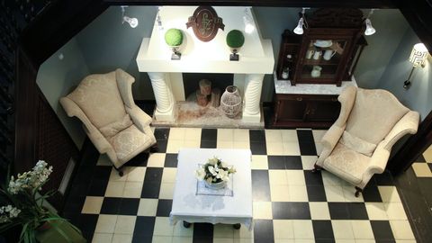 En la planta baja se encuentran las dos chimeneas originales de la rehabilitacin de Maquieira. Los muebles de la vivienda son prcticamente todos posteriores