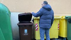 Los contenedores marrones ya est�n instalados en O Barco. En la imagen, en el Paseo del Malec�n.