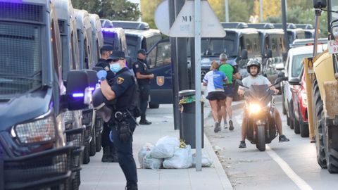 Despliegue policial para el desalojo de migrantes de la playa del Trampol�n, en Ceuta
