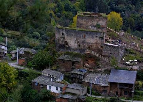 La ruta pasará por el castillo de Os Novaes.