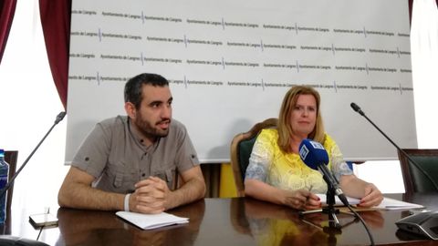 La alcaldesa de Langreo, Carmen Arbes� (derecha) junto al concejal de Urbanismo, Javier �lvarez