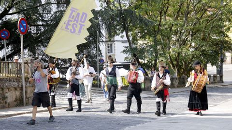 Las ruadas de la jornada estuvieron a cargo de Os Enxebres de San Lázaro y Os Viqueiras de Ordes
