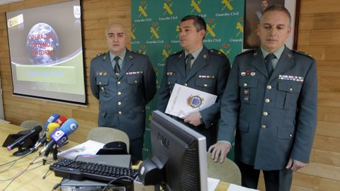 El teniente coronel de la guardia civil Luis Germ�n Aviles Cabrera (i), junto al comandate jefe de operaciones, Alejandro Barrero (c), y el jefe de organizaci�n de la Policia Judicial, Victor Leiva (d)