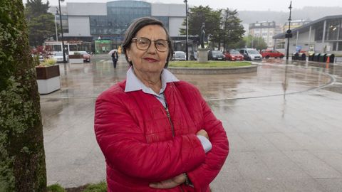 Dora fue una mujer empoderada sin saberlo. En la foto, ayer en la Praza da Muller, 8 de marzo. Su hija Bibiana, junto a su marido, y sus nietas Lara e Iria son el �motor� de su vida. Con sus hermanos, son una familia grande y muy unida. �A primeira nena � que coidei, que ten hoxe 55 anos, Beatriz, segue vindo � mi�a casa, significa moito para min�, afirma. Siempre le gust� rodearse de gente joven, �� vida�.