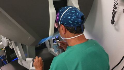 Un cirujano urol�gico, operando en la consola del robot Da Vinci del Hospital Universitario A Coru�a (Chuac) 