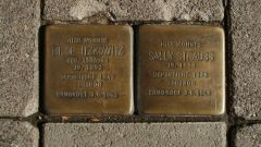 Dos adoquines Stolpersteine en recuerdo de vctimas de los campos de concentracin nazis colocados en una localidad alemana