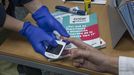 Imagen de archivo de una persona control�ndose los niveles de glucosa en sangre con un gluc�metro.