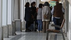 Imagen de la entrada del tanatorio, ayer por la tarde, en el que estaban los restos de Lara P�rez Valeiro. 