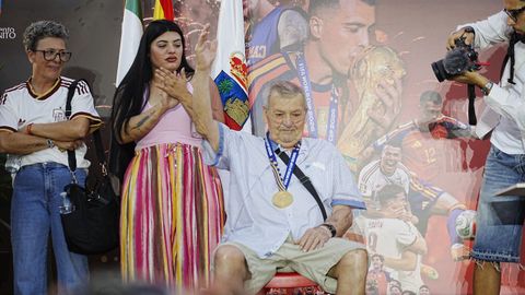 Antonio, el abuelo del jugador Pedro Porro, con la medalla de Oro del Mundial en el homenaje que le le hizo el Ayuntamiento de Don Benito al futbolista