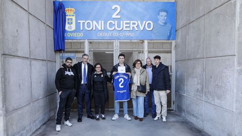 La familia de Toni Cuervo, junto a Nacho Su�rez, el presidente Mart�n Pel�ez y Mar�a Joglar