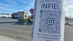 Los carteles�publicitando la supuesta infidelidad est�n pegado en las farolas de la calle Rei Ballesteros de A Pobra
