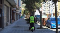 Un operario del servicio de limpieza viaria camina por Cedeira, en una imagen de archivo