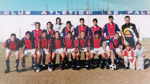 Daniel Gazzaniga, a la derecha en la imagen, posa con sus hijos Gianfranco y Paulo en su etapa en el combinado argentino de Las Palmas.