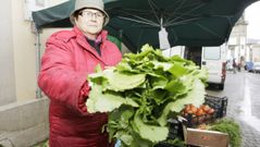 Imagen de archivo de una vendedora ofreciendo grelos en el mercado de Foz