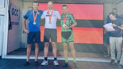 Jos&eacute; Manuel (azul) y Pedro (blanco) en el podio de una prueba ciclista.