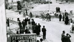La avenida de Lavedra, ahora Alfonso Molina, antes de su inauguraci�n en 1957. En el corrillo est�n el alcalde Alfonso Molina, uno de los hermanos Arias y el aparejador de la obra. 