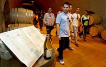 <span lang= es-es >De paseo por las bodegas</span>. Las bodegas de la ruta del vino de R�as Baixas organizaron visitas durante toda la jornada de ayer. Mart�n C�dax y Pazo Bai�n atendieron a los grupos a las once y media de la ma�ana y a la una de la tarde. A las seis llegaron los visitantes que utilizaron los nueve autobuses gratuitos que puso a su disposici�n la ruta desde Santiago, Vigo y Pontevedra. Durante la jornada de hoy todav�a se podr�n visitar las bodegas de R�as Baixas. La mayor�a cuentan con un recorrido guiado a partir de las doce de la ma�ana. En �l se incluye una explicaci�n sobre el proceso de elaboraci�n del albari�o y, en muchos casos, una degustaci�n de los productos de la bodega. Adem�s, tambi�n hay ofertas en los restaurantes que forman parte de la ruta, que han elaborado men�s de degustaci�n al precio de 25 euros persona. 