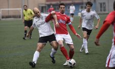 Aar�n L�pez y Erni disputan un bal�n ante la mirada de Diego Cesp�n. 