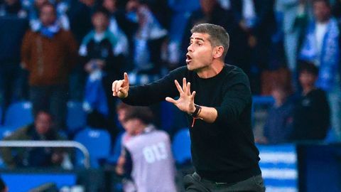 Antonio Hidalgo dando instrucciones a sus jugadores durante el encuentro ante el Mirand�s de la temporada pasada