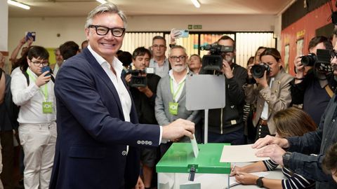 El candidato de Vox, Manuel Gavira, ejerci� su derecho al voto en el colegio San Vicente de Pa�l de la capital gaditana.