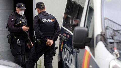 Operativo de la Guardia Civil y Polica Nacional contra el narcotrfico. Registros por la fabricacin de narcolanchas en una nave del polgono industrial de Tremoedo.