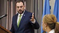 El presidente del Principado de Asturias, Adri�n Barb�n (i), junto a la presidenta de Paisajes de Asturias y Medalla de Oro de la C�mara de Comercio, Industria y Navegaci�n de Oviedo, Mar�a Obdulio Fern�ndez (d),