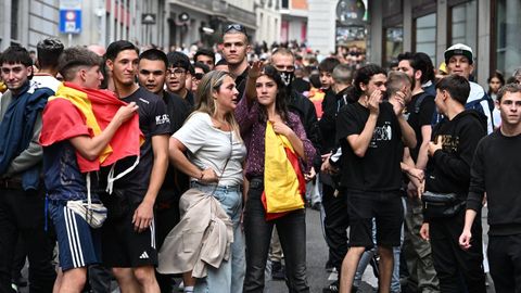 Mozos de ultradereita plantados fronte a acampada pola vivenda de Puerta del Sol en Madrid.