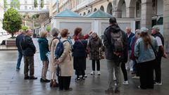 Turistas este lunes escuchando las explicaciones de un gu�a en Mar�a Pita