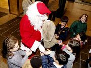 <span lang= es-es >Navidad en �rea Central</span>. Pap� Noel se dej� ver con caramelos para los ni�os en el centro comercial de Fonti�as.