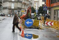 <span lang= es-es >Tr�fico y obras en el centro</span>. El bipartito conservador defiende actuaciones sobre el saneamiento como la que se est� realizando en Juan Carlos I y motiva el desv�o del tr�fico hacia Carril. Adem�s de las calles Figueira, Cornazo y L�pez Ballesteros, su intenci�n es intervenir en Rosal�a de Castro. 