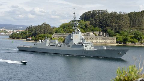 La fragata �lvaro de Baz�n sale de la r�a de Ferrol.