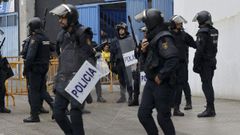 Fuerzas de seguridad, a las puertas del estadio vigilando a los ultras del M�laga antes del partido contra el Deportivo