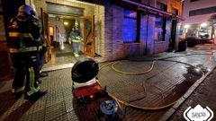 Edificio afectado por el humo del incendio declarado en una sidrer�a en Piedras Blancas