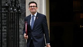 El primer ministro brit�nico, Andy Burnham, en Downing Street