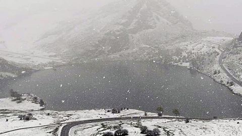 Los lagos de Covadonga cubiertos por la nieve