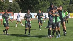 Imagen de los futbolistas del Boiro celebrando uno de los tantos conseguidos en la primera jornada.