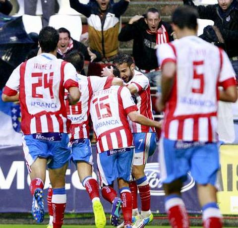 Los jugadores del Lugo celebran la consecuci�n de un tanto ante el Zaragoza. 