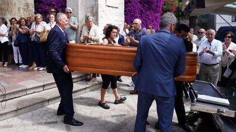 Cientos de personas han dado este viernes el último adiós al que fuera presidente del Principado entre 1993 y 1995, Antonio Trevín