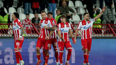Los jugadores del Estrella Roja, rival del Celta este jueves, durante un partido de esta temporada.