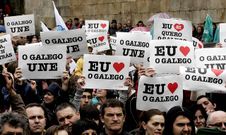 Miles de personas defienden el gallego