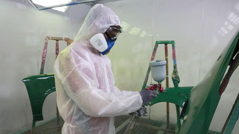Miguel Martnez aprende a usar la cabina de pintura. Es uno de los alumnos de la FP acelerada de Automocin en el CIFP Someso (A Corua)