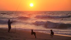 Una puesta de sol en Pedra do Sal, Carballo, en imagen de archivo 
