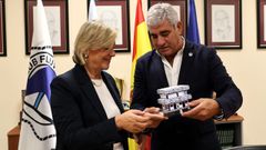 Paula Alvarellos recibi una figura de manos de Tito Valledor