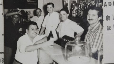 Francisco Gayol, al fondo, en su bar de Montevideo.