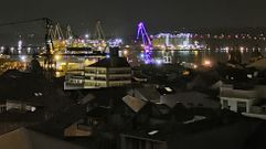 Una gr�a de Navantia, iluminada por la Navidad del a�o 2022