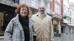 Los autores del libro ante la casa en la que se retir� la mujer de �Sopi�as�, cuando �l fue encarcelado en Ceuta. El matrimonio resid�a hasta ese momento en un edificio mejor, el 166, la esquina con la plaza, pero �Sopi�as� acept� la condena a cambio de que ella mantuviese algunos bienes. 